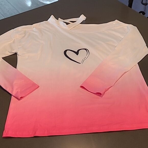 CBR sz M exposed shoulder top, ombre pink affect, black heart on front - Picture 4 of 10